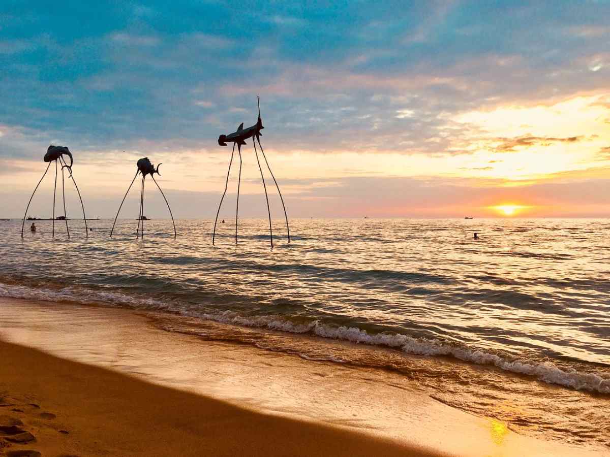 Lý do khiến bãi Trường trở thành địa điểm phổ biến là cảnh hoàng hôn trên biển. 