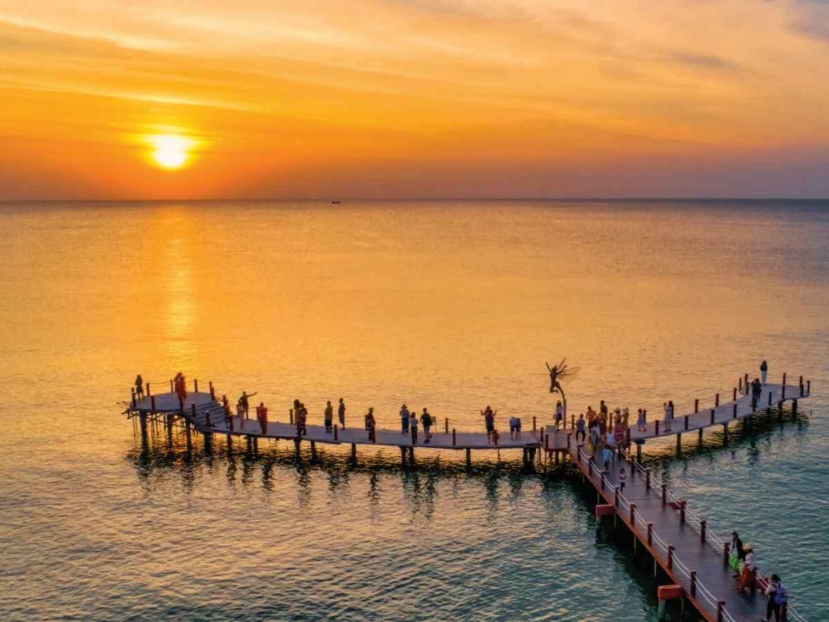 Bãi Trường được xem là địa điểm ngắm hoàng hôn nổi bật tại Phú Quốc. 