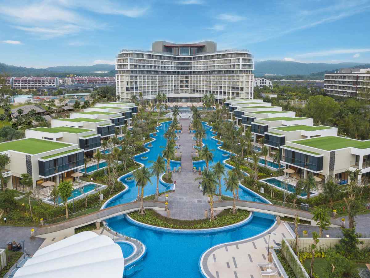 Best Western Premier Sonasea nổi bật với hồ bơi lagoon dài chạy dọc theo khuôn viên.