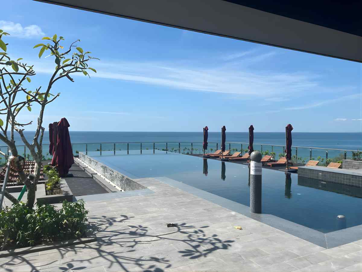 Hệ thống hồ bơi ngoài trời là tiện ích nổi bật của khu nghỉ dưỡng. 