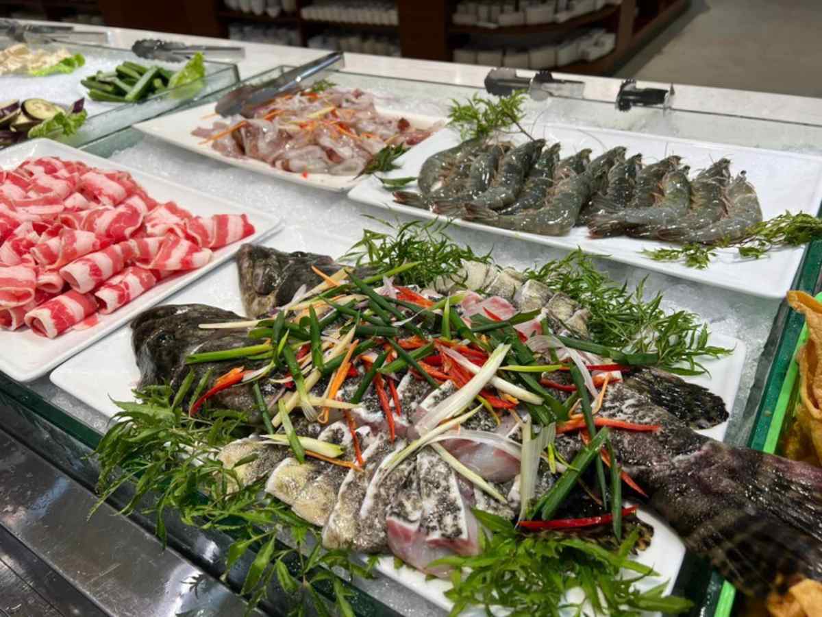 Hải sản hấp hoặc nướng nhẹ là lựa chọn phổ biến với hương vị tự nhiện.