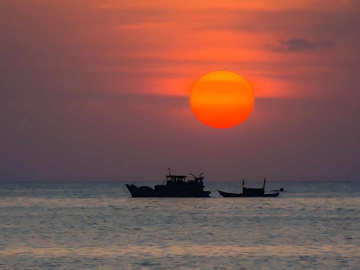 Khoảnh khắc ngắm hoàng hôn trọn vẹn giữa biển đảo Phú Quốc.