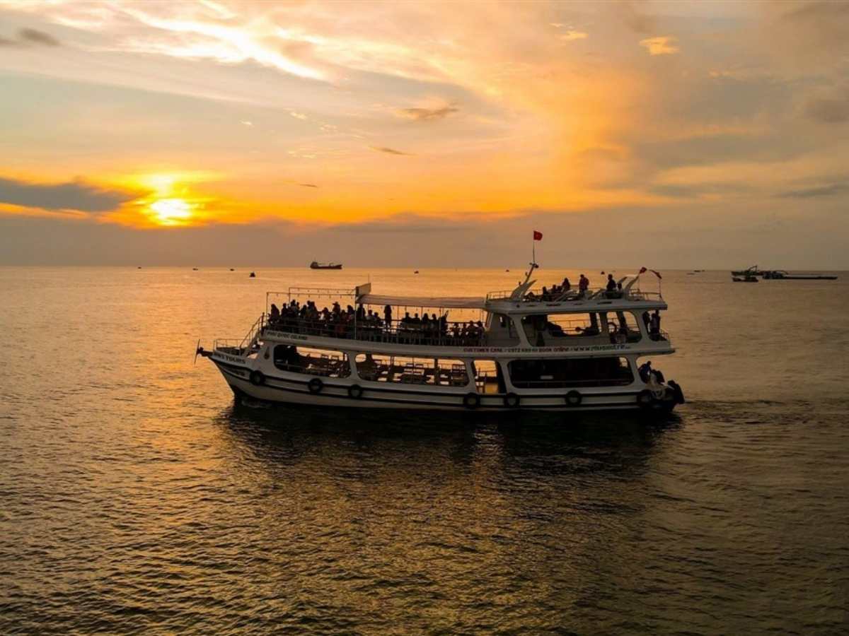 Tour ngắm hoàng hôn bằng thuyền buồm Phú Quốc tạo nên nhiều trải nghiệm đáng nhớ.