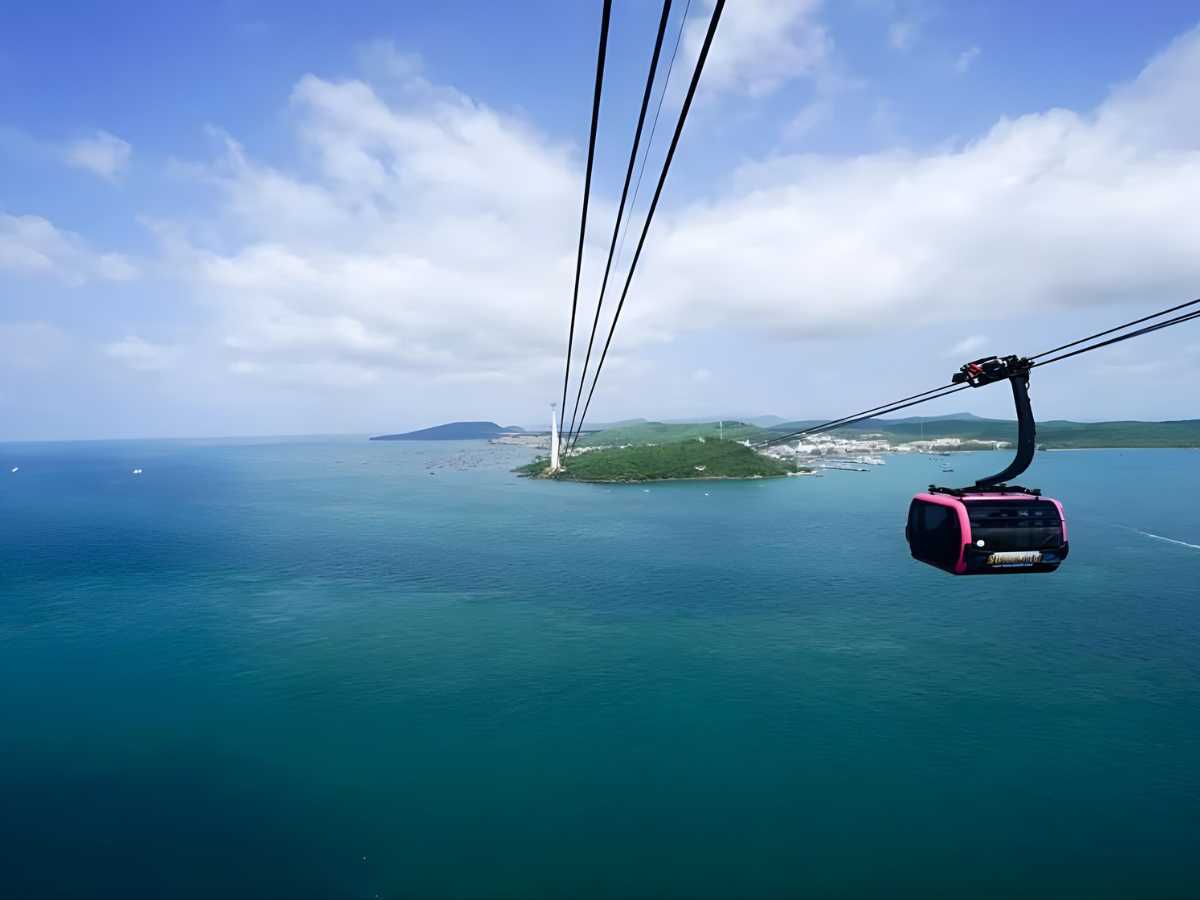 Trải nghiệm cảm giác mới lạ trên cáp treo Sun World Hon Thom.
