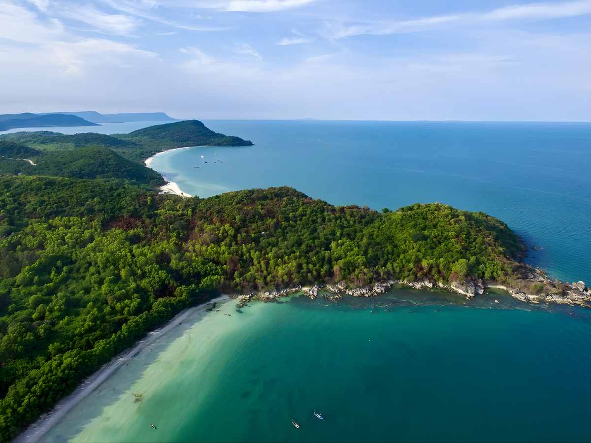 Phú Quốc với đường bờ biển kéo dài hơn 150km, tạo nên nhiều bãi biển thoai thoải.