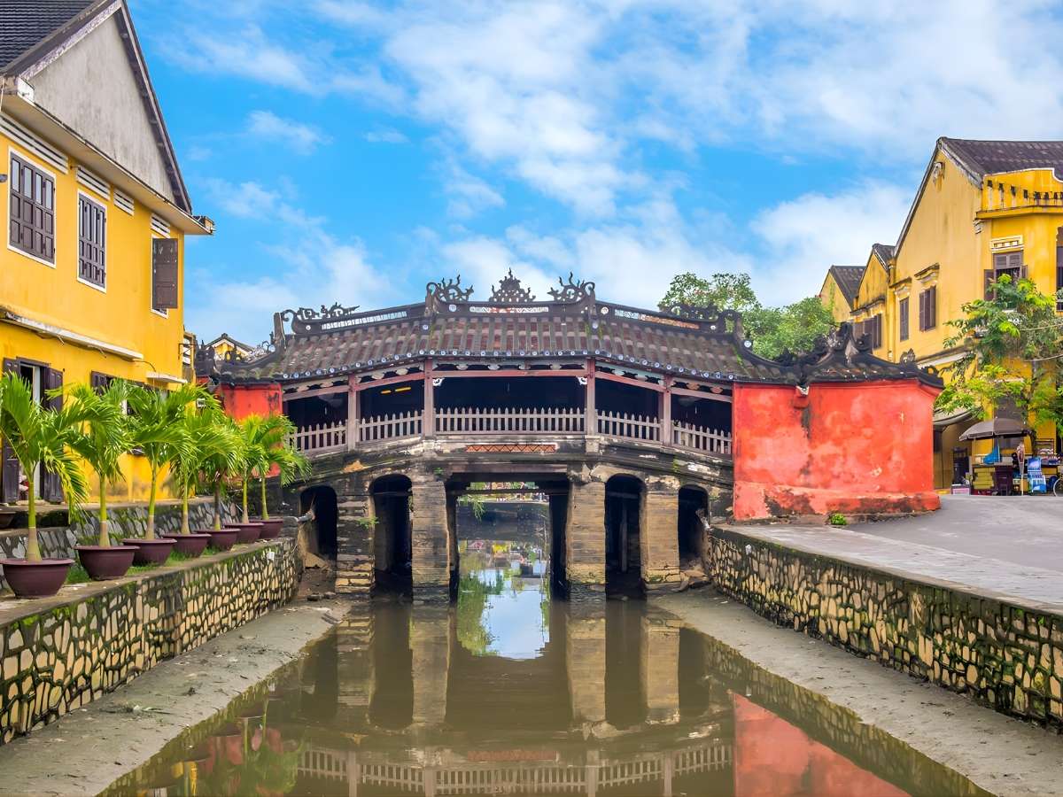 Hội An nổi bật với kiến trúc và văn hóa đặc trưng của một thương cảng.