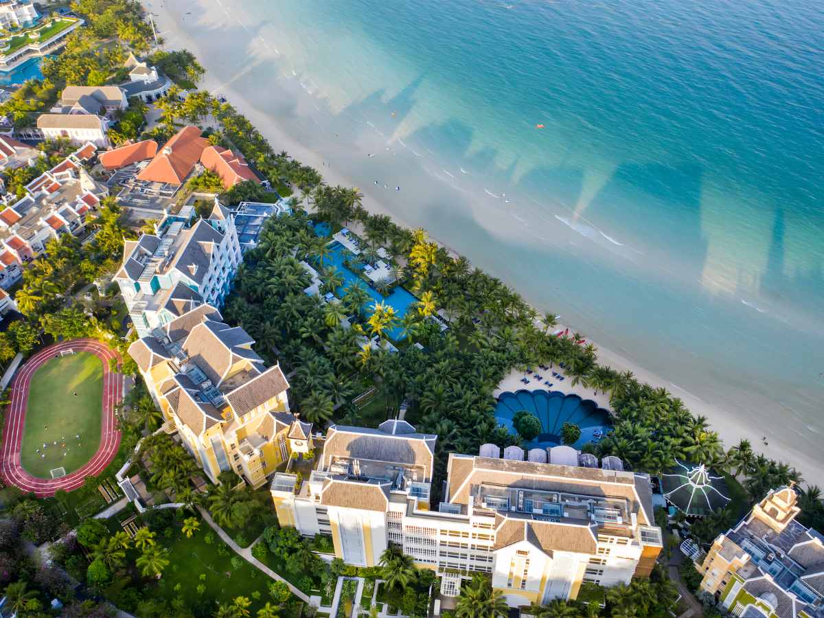 JW Marriott Phu Quoc Emerald Bay Resort & Spa tọa lạc tại Bãi Kem, một trong những bãi biển có cát trắng mịn.