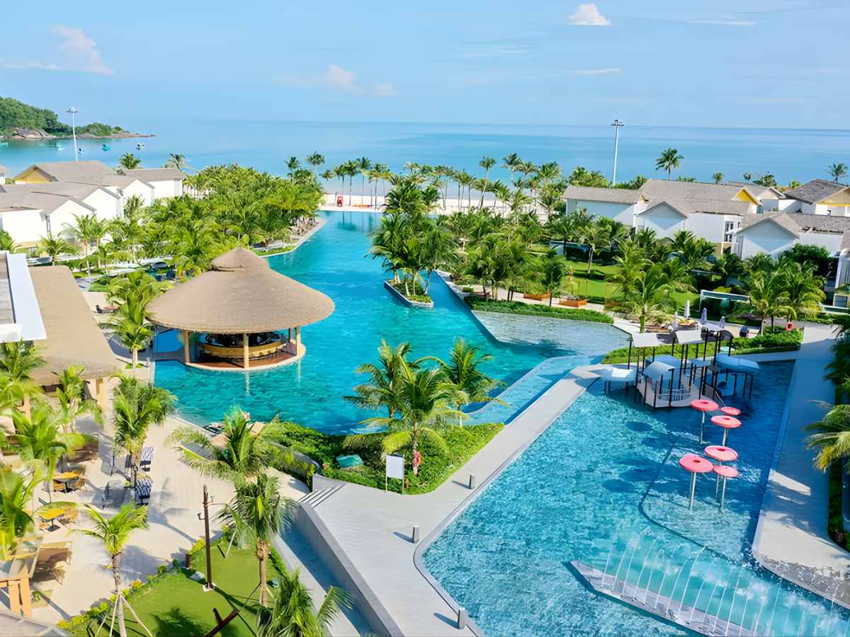 New World Phu Quoc Resort phát triển theo mô hình làng chài hiện đại với các villa mái ngói thấp tầng.