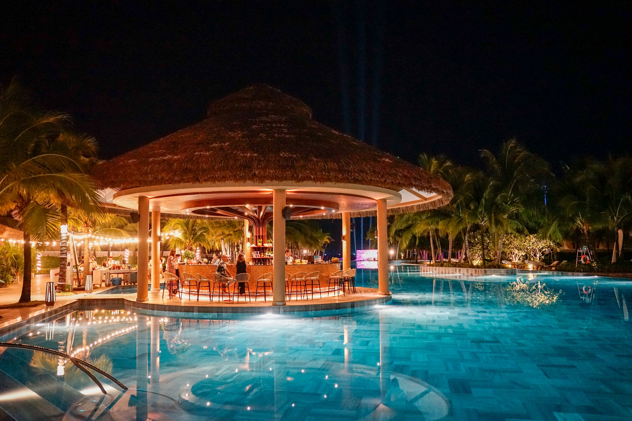 Hồ bơi sang trọng tại các resort 5 sao tại Phú Quốc.