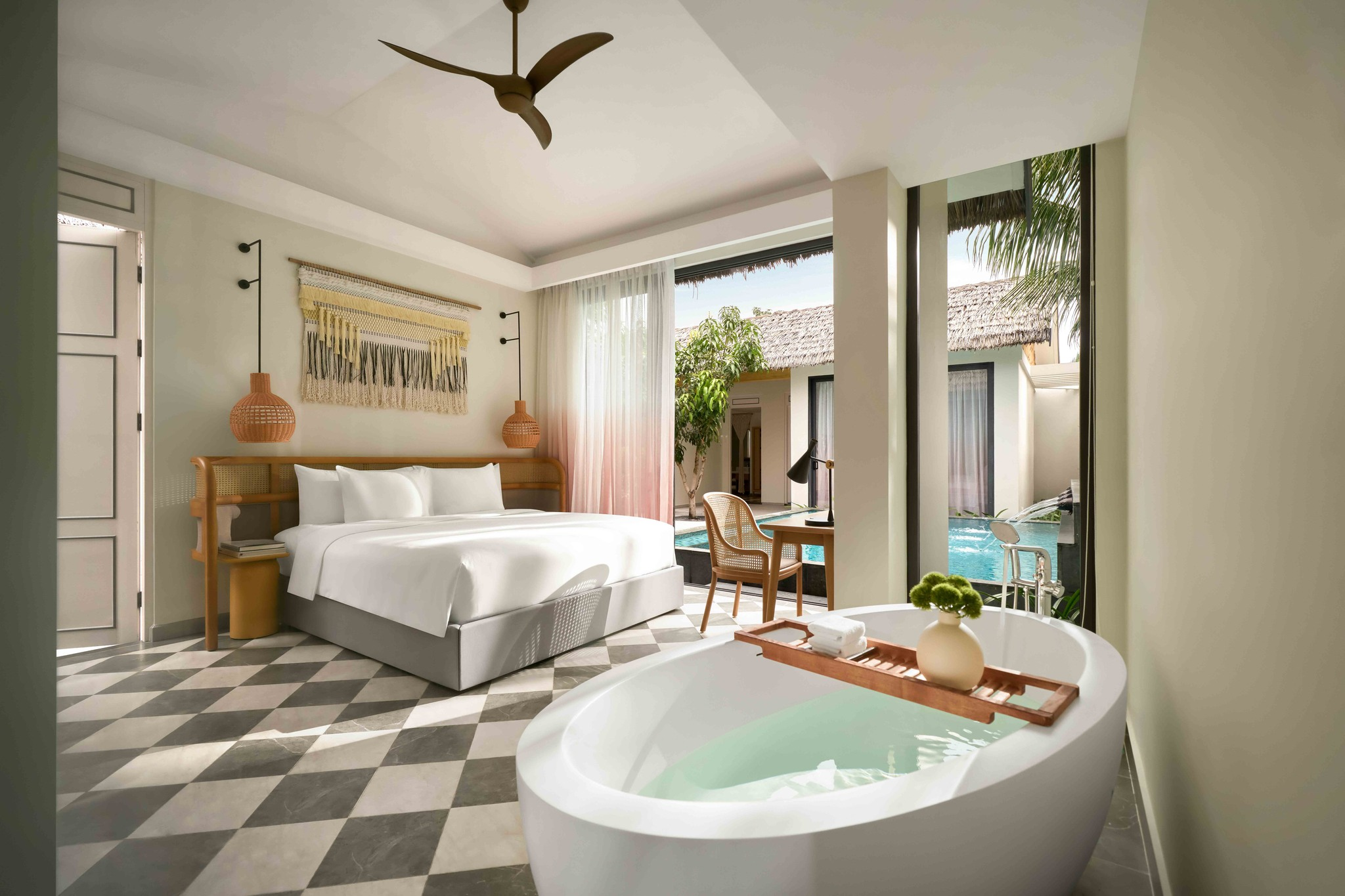 Phòng ngủ sang trọng và tiện nghi của New World Phu Quoc Resort.