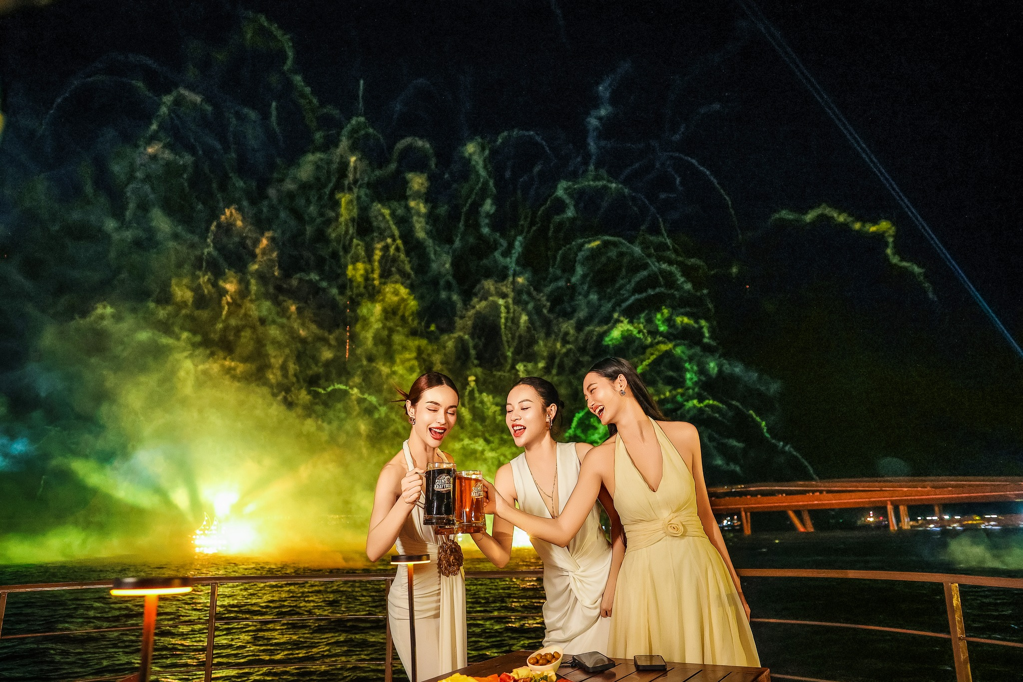 Du khách thưởng thức bữa tối lãng mạn và ngắm pháo hoa trong show Bản giao hưởng đại dương.