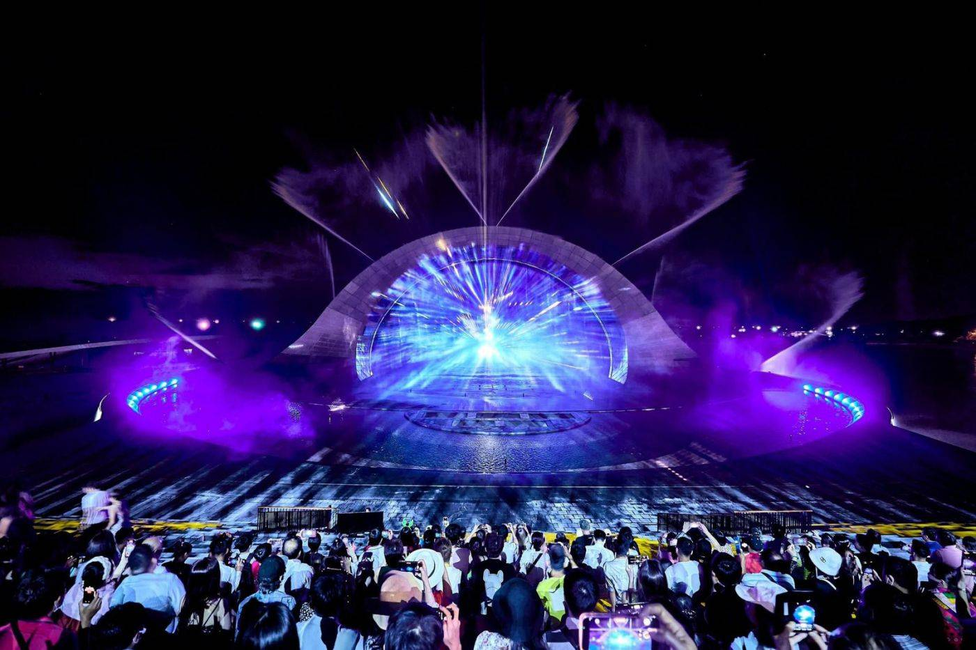 Show diễn Nụ hôn của biển cả thu hút hàng nghìn lượt khán giả đón xem mỗi đêm.