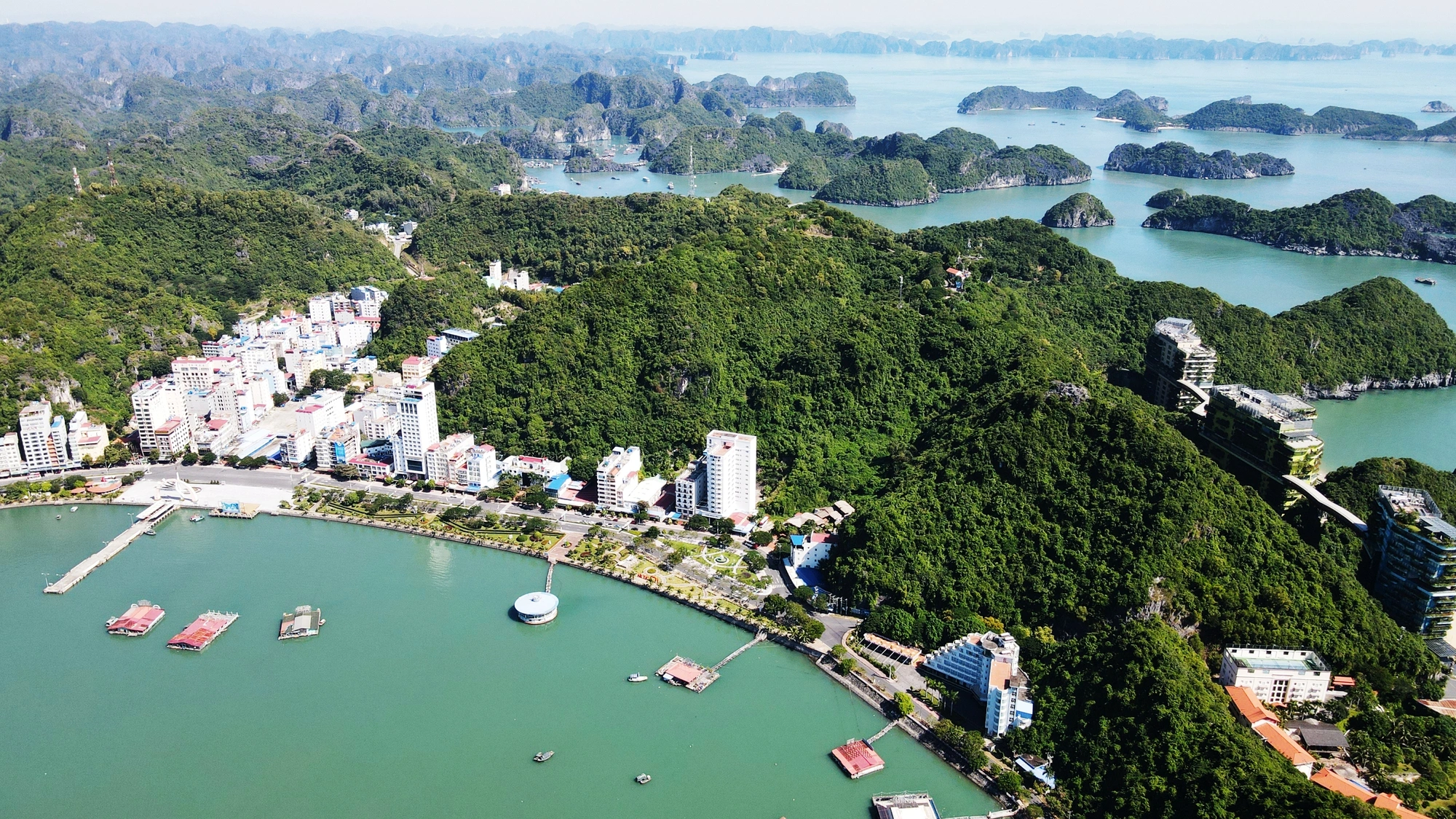 Đảo Cát Bà là điểm đến lý tưởng cho những chuyến đi ngắn ngày, cuối tuần.