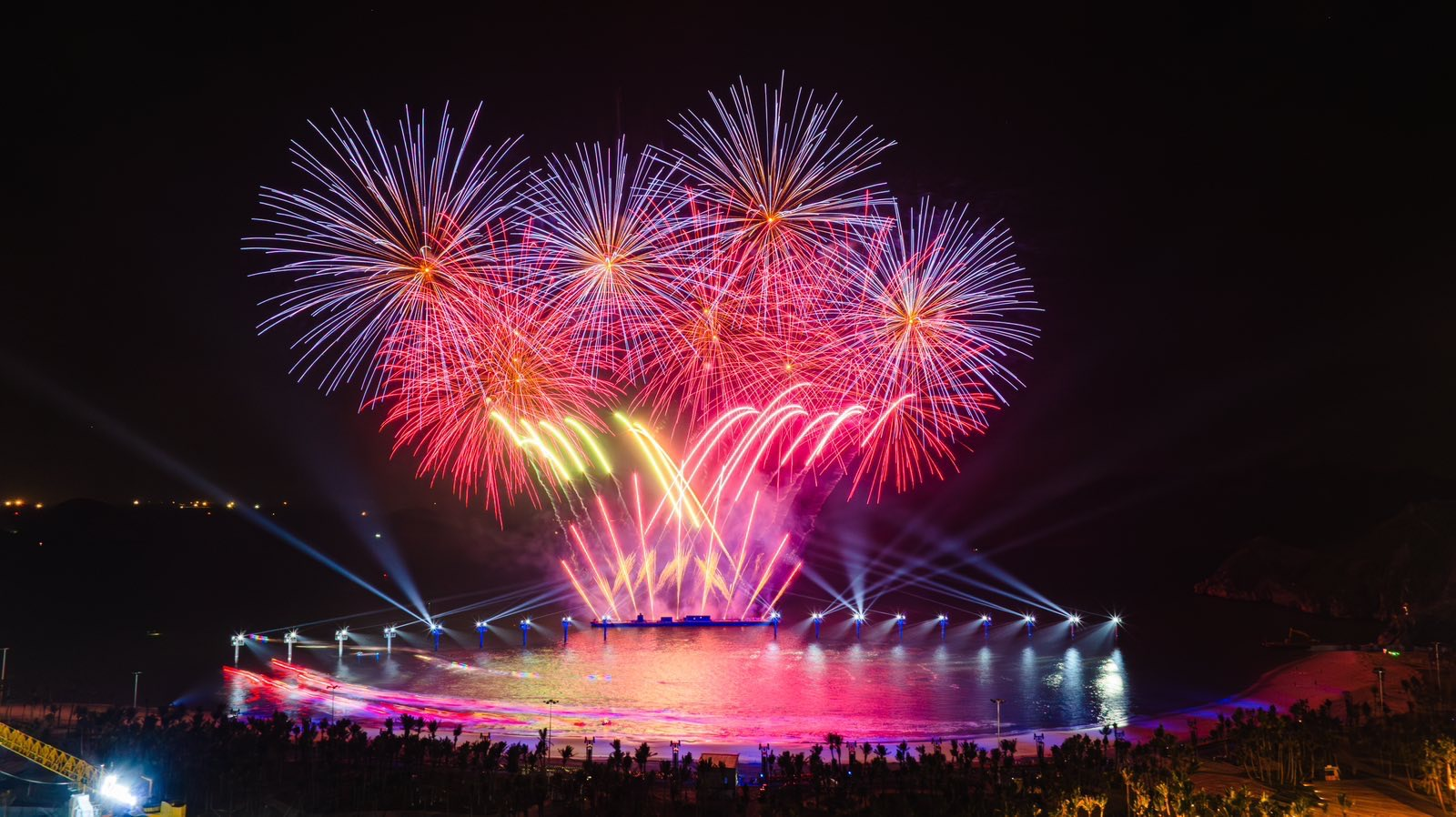 Pháo hoa rực rỡ trong show Bản giao hưởng đại dương.