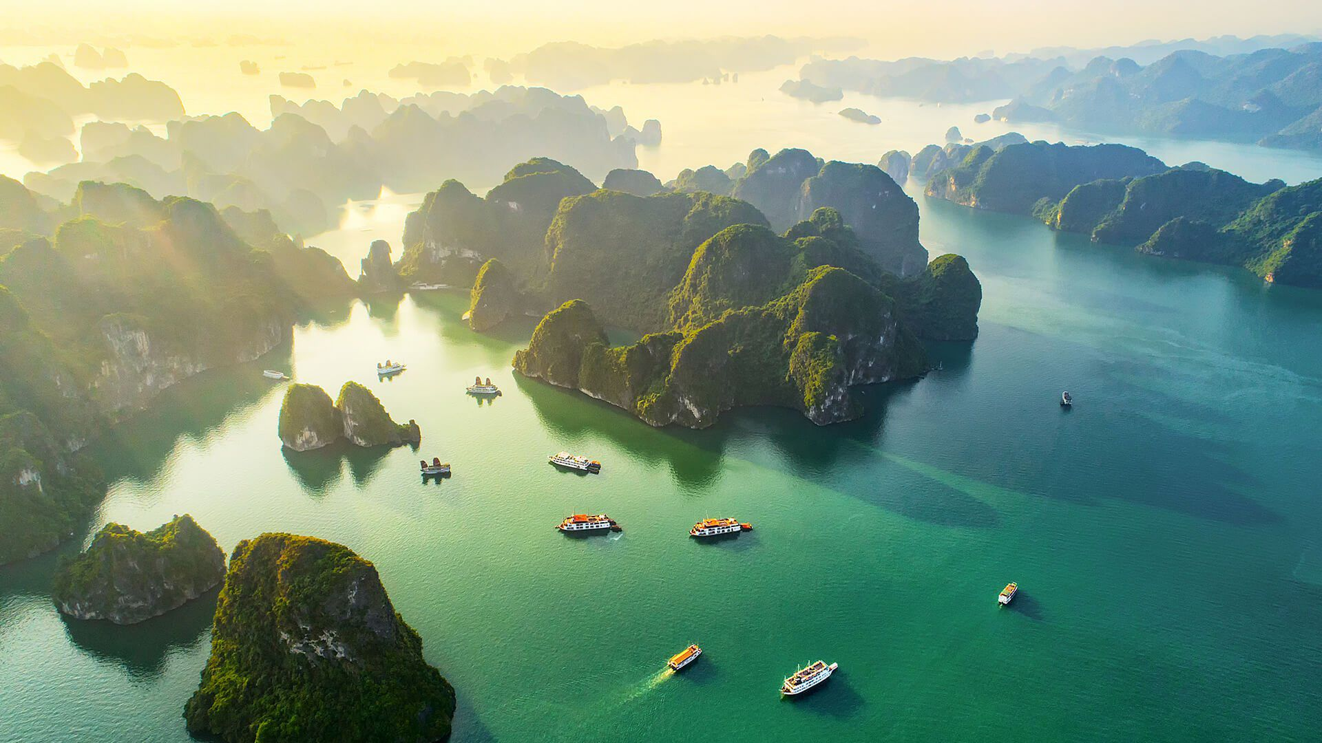 Mùa hè là thời điểm cao điểm du lịch tại Hạ Long.