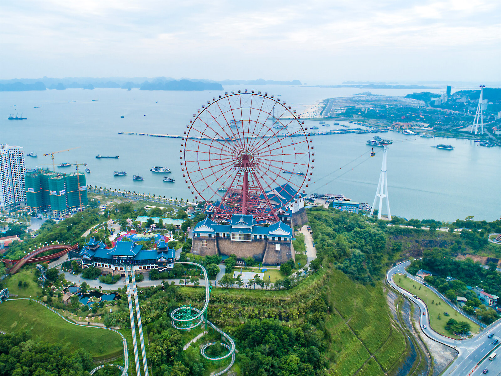 Du khách đến Hạ Long không nên bỏ lỡ tổ hợp vui chơi giải trí Sun World Ha Long.