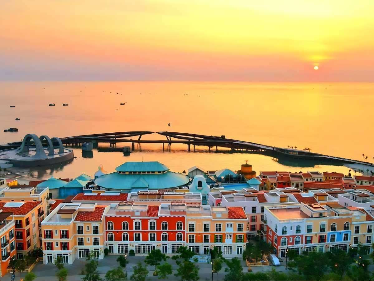 Thị trấn Hoàng Hôn được thiết kế theo phong cách kiến trúc Địa Trung Hải.