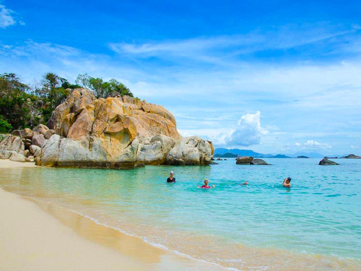 Trải nghiệm tham quan và tắm biển tại Thổ Chu.