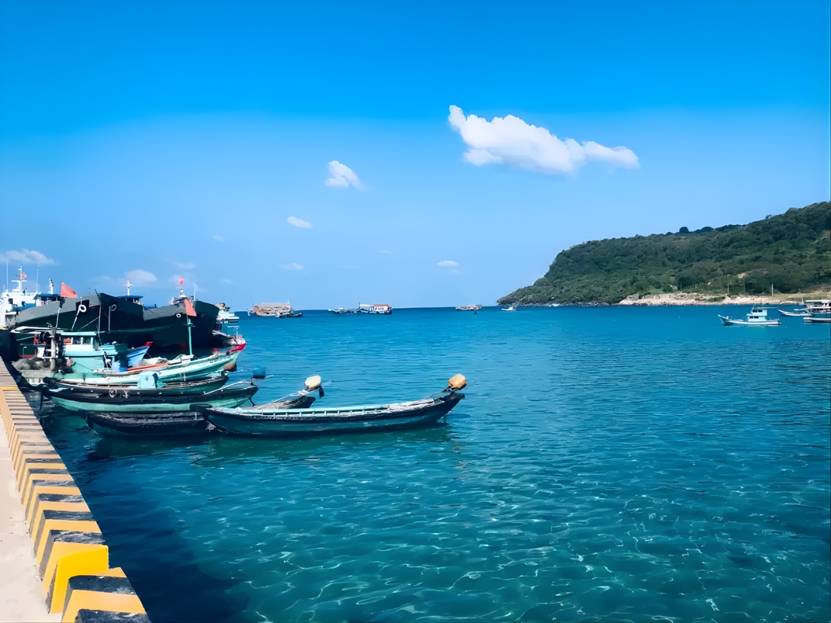 Từ Phú Quốc, du khách có thể di chuyển bằng tàu ra Thổ Chu. 