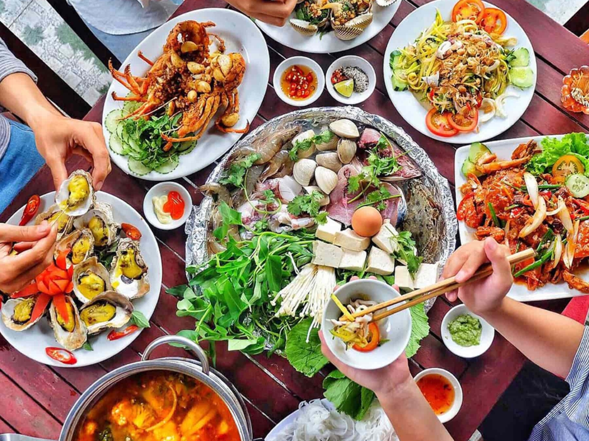 Du khách có thể thưởng thức những món hải sản thơm ngon, hấp dẫn tại Thổ Chu.