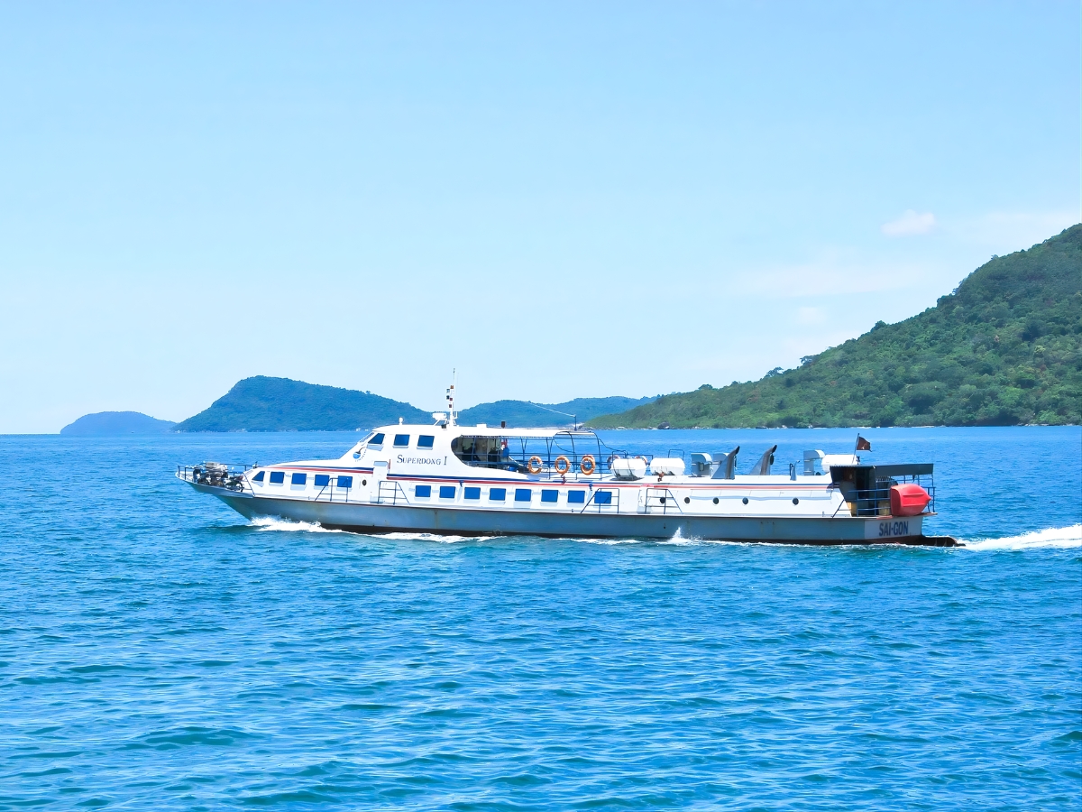 Tàu Superdong giúp du khách di chuyển đến đảo Thổ Chu một cách nhanh chóng.
