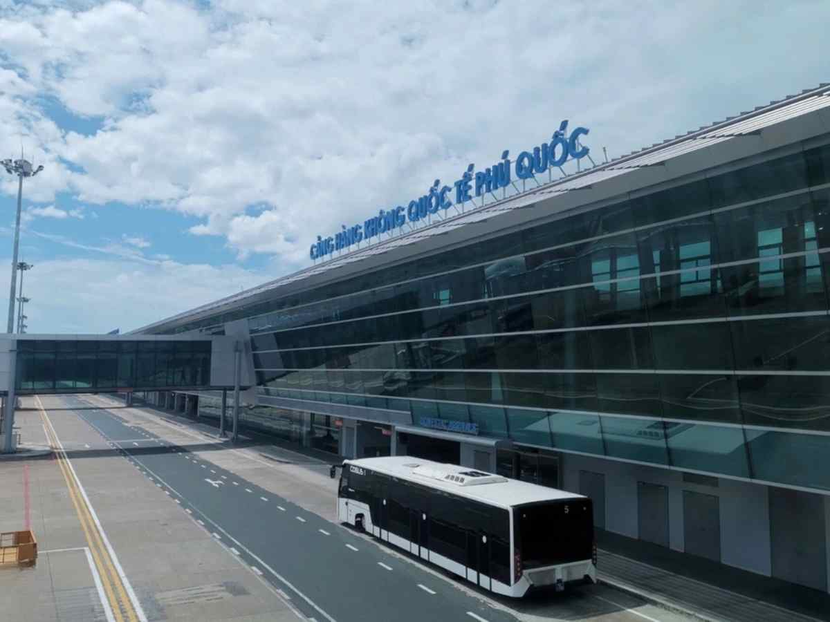 Sân bay Phú Quốc là điểm kết nối quan trọng của mạng lưới xe bus trên đảo.