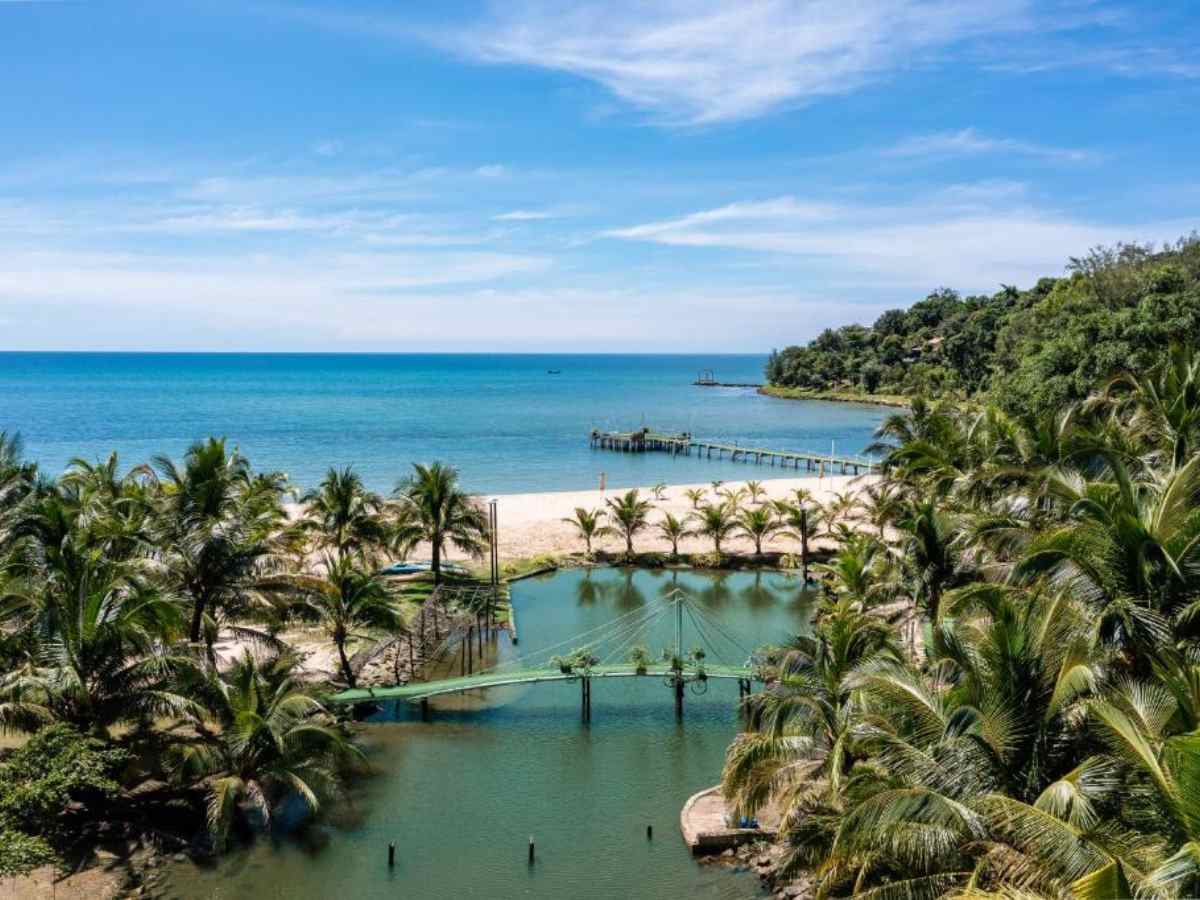 Chez Carole Beach Resort nằm ngay bãi biển Vũng Bầu và mang phong cách mộc mạc.