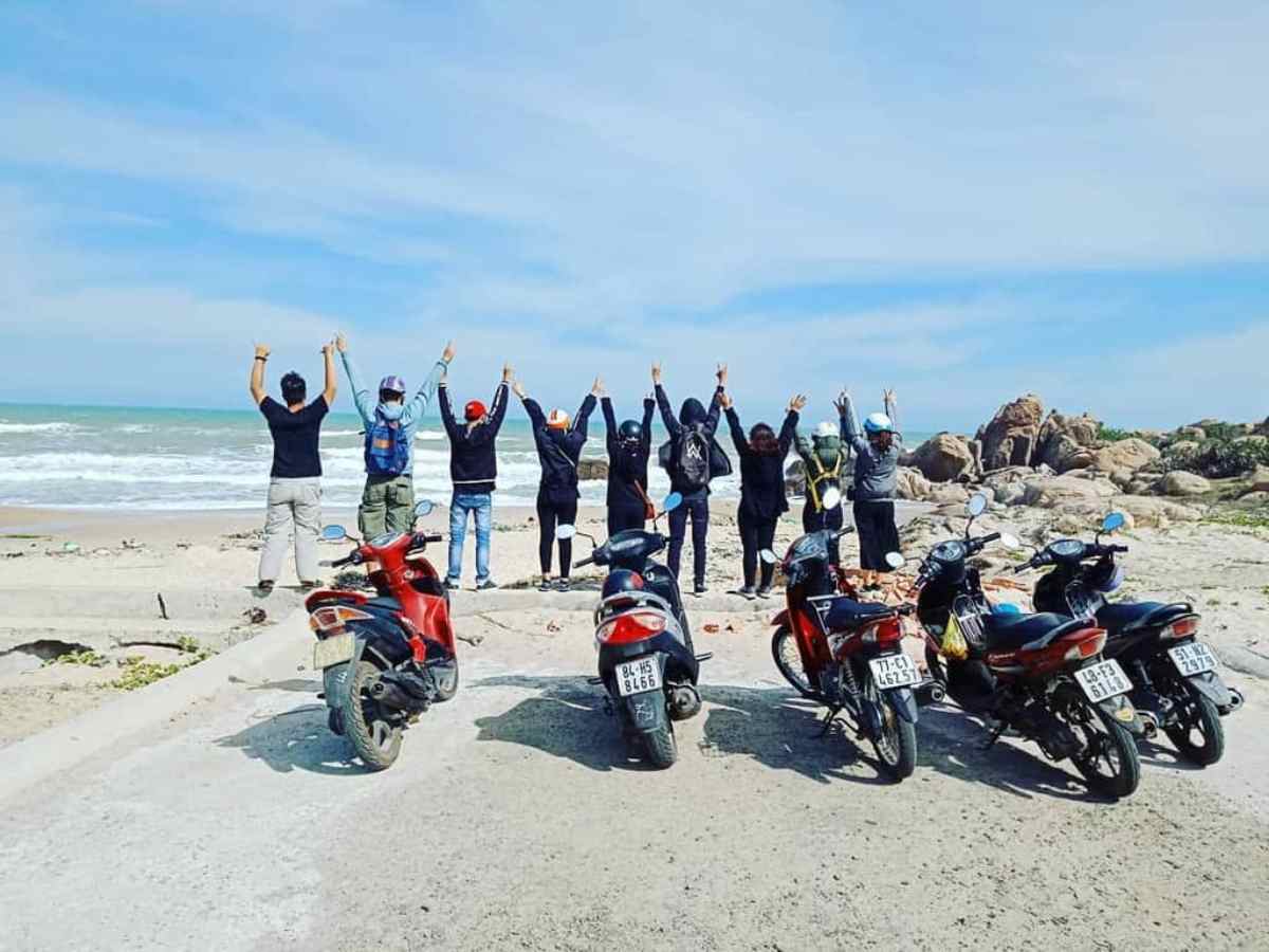 Xe máy là phương tiện được nhiều du khách lựa chọn khi khám phá bãi Vũng Bầu.