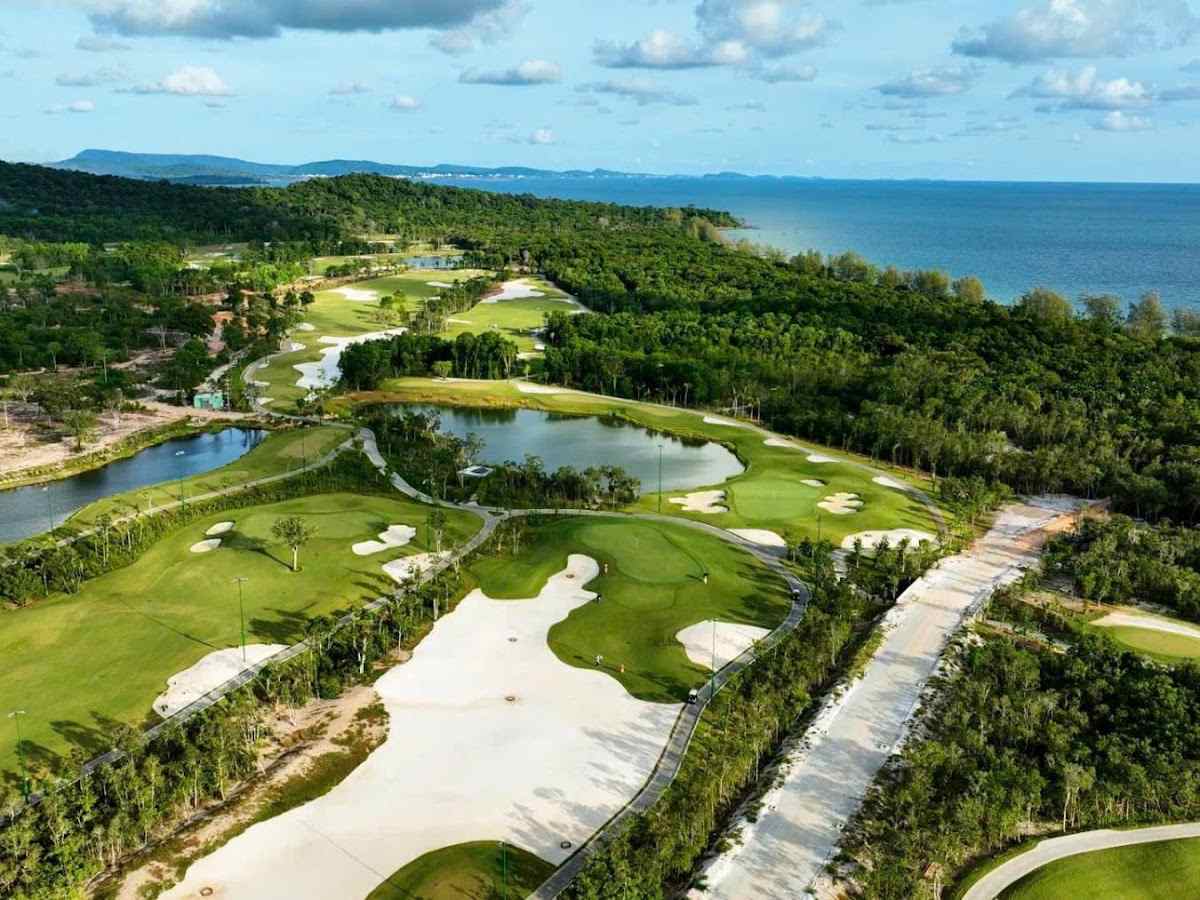 Phú Quốc có khoảng 2 sân golf quy mô lớn đang hoạt động.