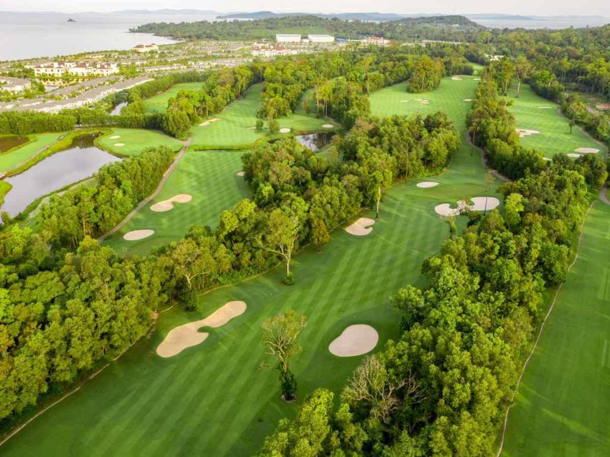 Vinpearl Golf Phú Quốc là sân golf 18 hố tiêu chuẩn quốc tế.
