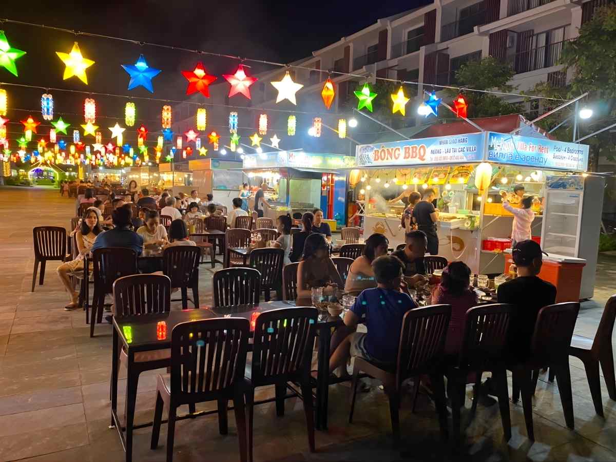 Chợ đêm Phú Quốc là điểm tham quan quen thuộc với du khách vào buổi tối.
