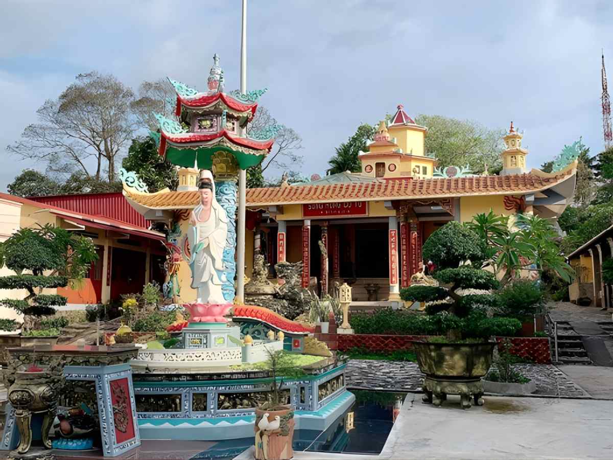 Chùa Sùng Hưng được xây dựn tại trung tâm phường Dương Đông.