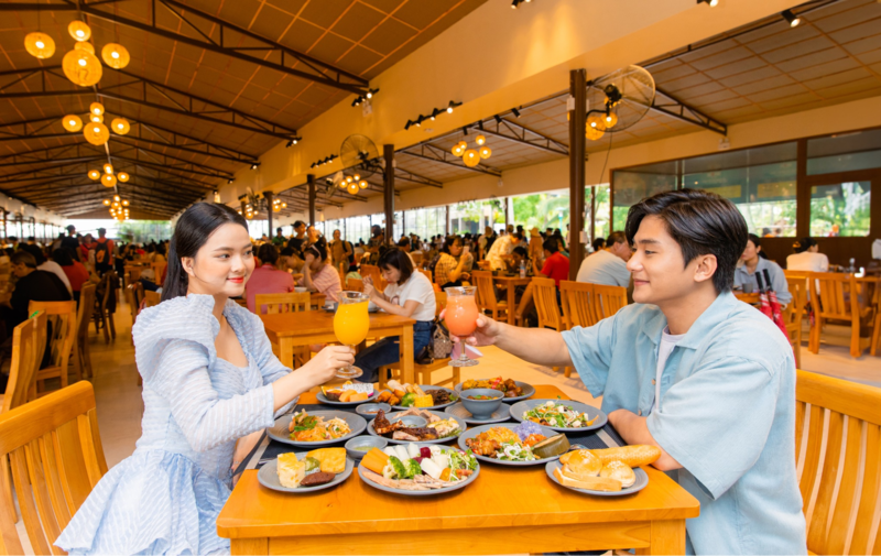 Du khách trải nghiệm bữa trưa tại nhà hàng Mango
