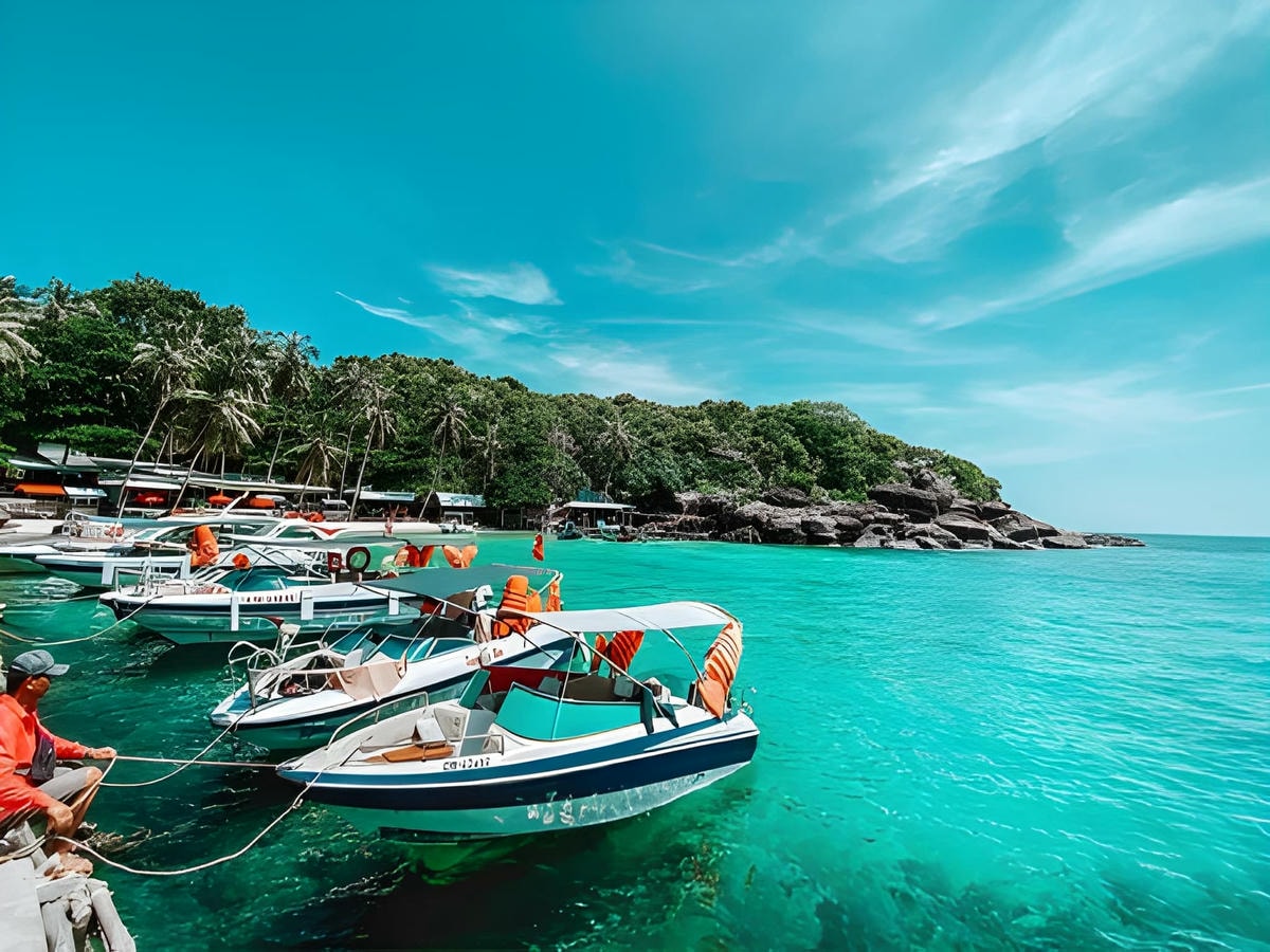 Cano di chuyển giữa các đảo nhỏ tại quần đảo Nam Du
