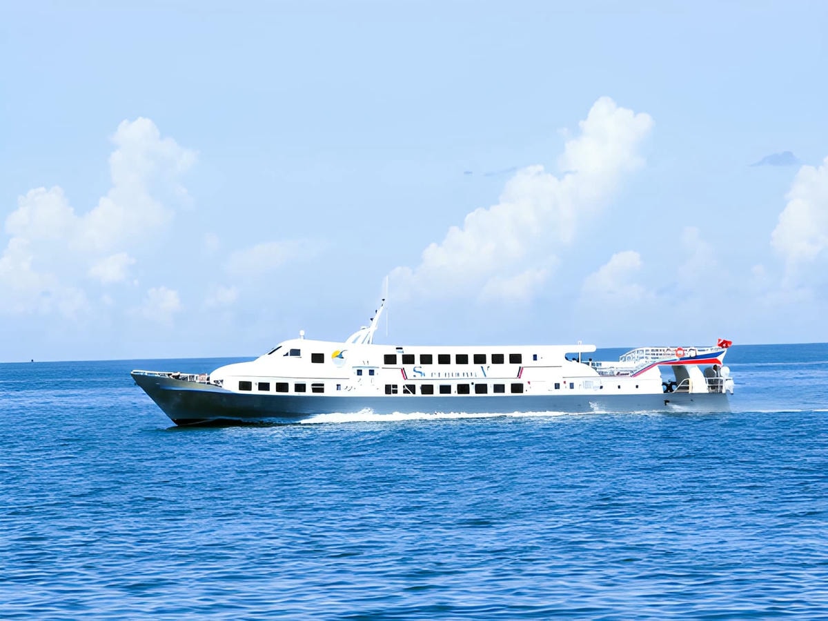 Tàu cao tốc từ Rạch Giá ra Nam Du giữa biển rộng