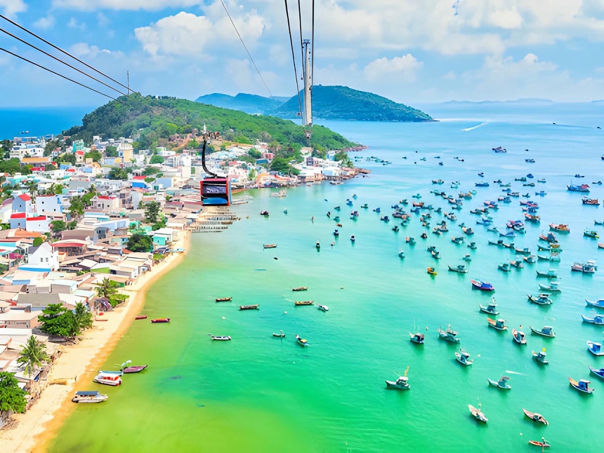 Cáp treo Hòn Thơm nhìn từ trên cao với biển và đảo nhỏ