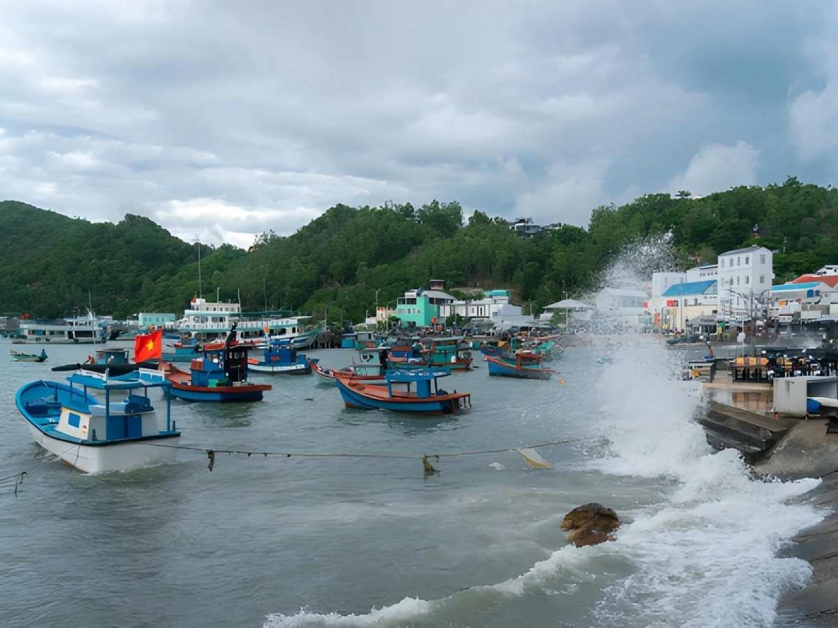 Sóng biển vỗ vào ghềnh đá tại Nam Du trong ngày biển động nhẹ