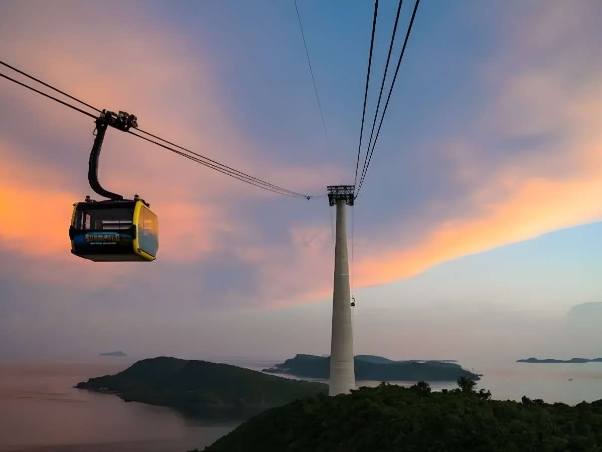 Cabin cáp treo lướt qua biển Nam Du dưới ánh nắng vàng