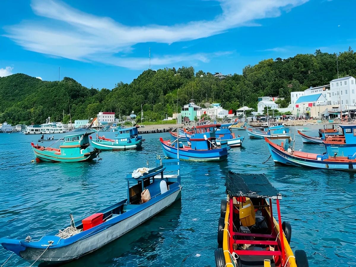 Du khách lựa chọn và đặt trước tàu thuyền cho hành trình Nam Du