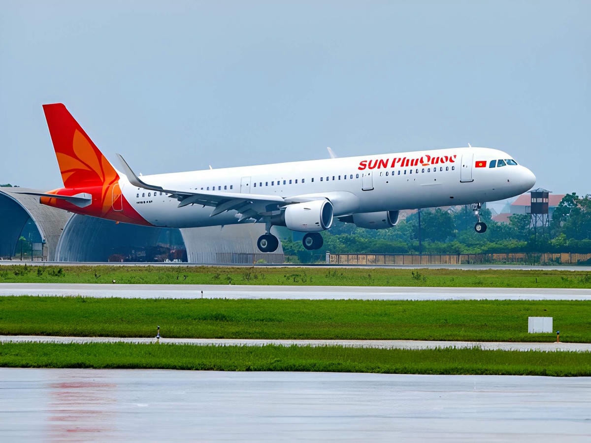 Máy bay Sun PhuQuoc Airways hạ cánh xuống sân bay An Giang