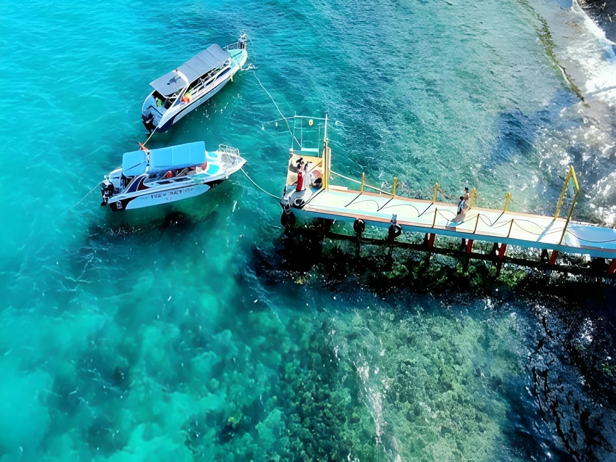 Mặt biển Nam Du lặng sóng xanh ngắt trong ngày nắng đẹp