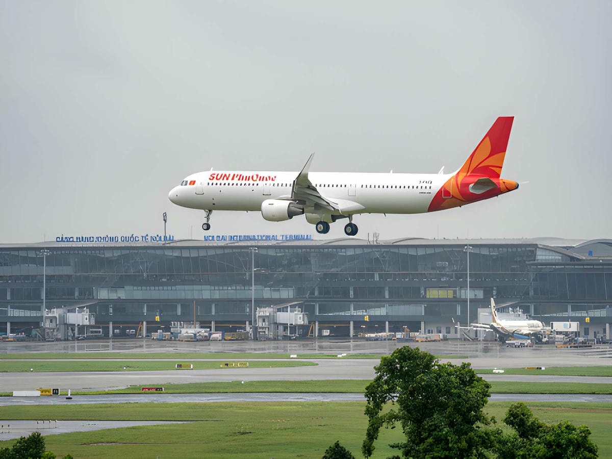 Máy bay Sun PhuQuoc Airways cất cánh giữa bầu trời xanh