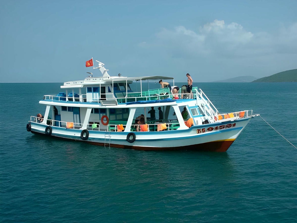 Thuyền đưa du khách tham quan các đảo nhỏ tại Nam Du