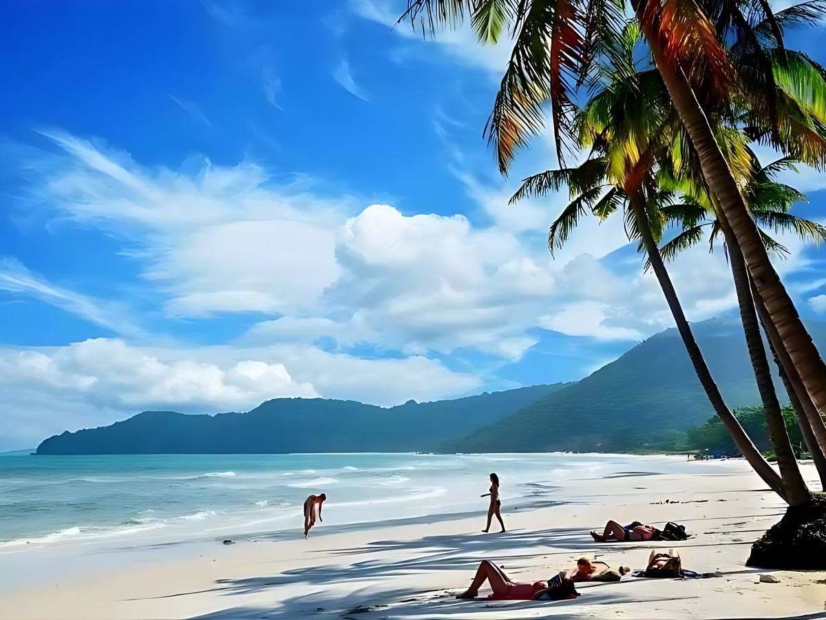 Nam đảo Phú Quốc phù hợp thư giãn biển, tắm, chèo kayak và lặn san hô.