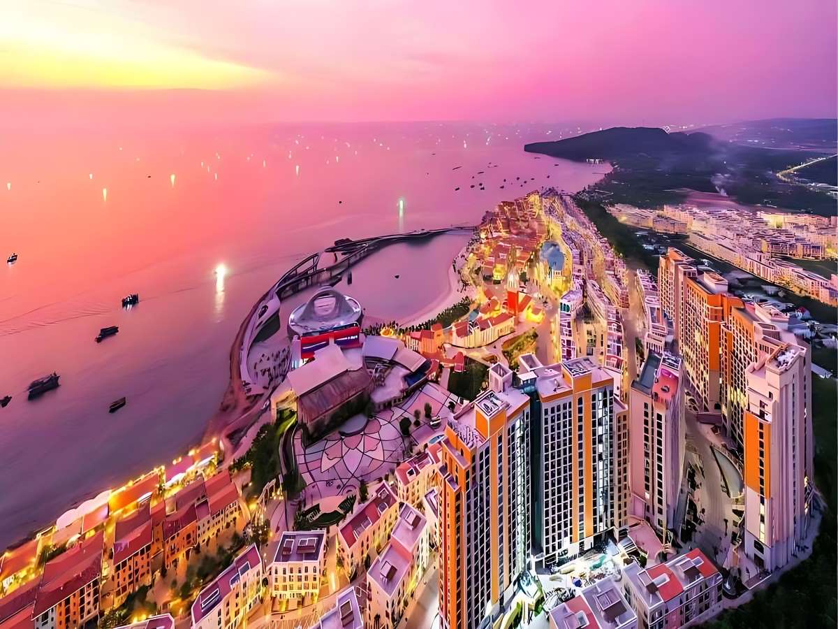 Thị trấn Hoàng Hôn Nam đảo nổi bật kiến trúc Địa Trung Hải và giải trí về đêm.