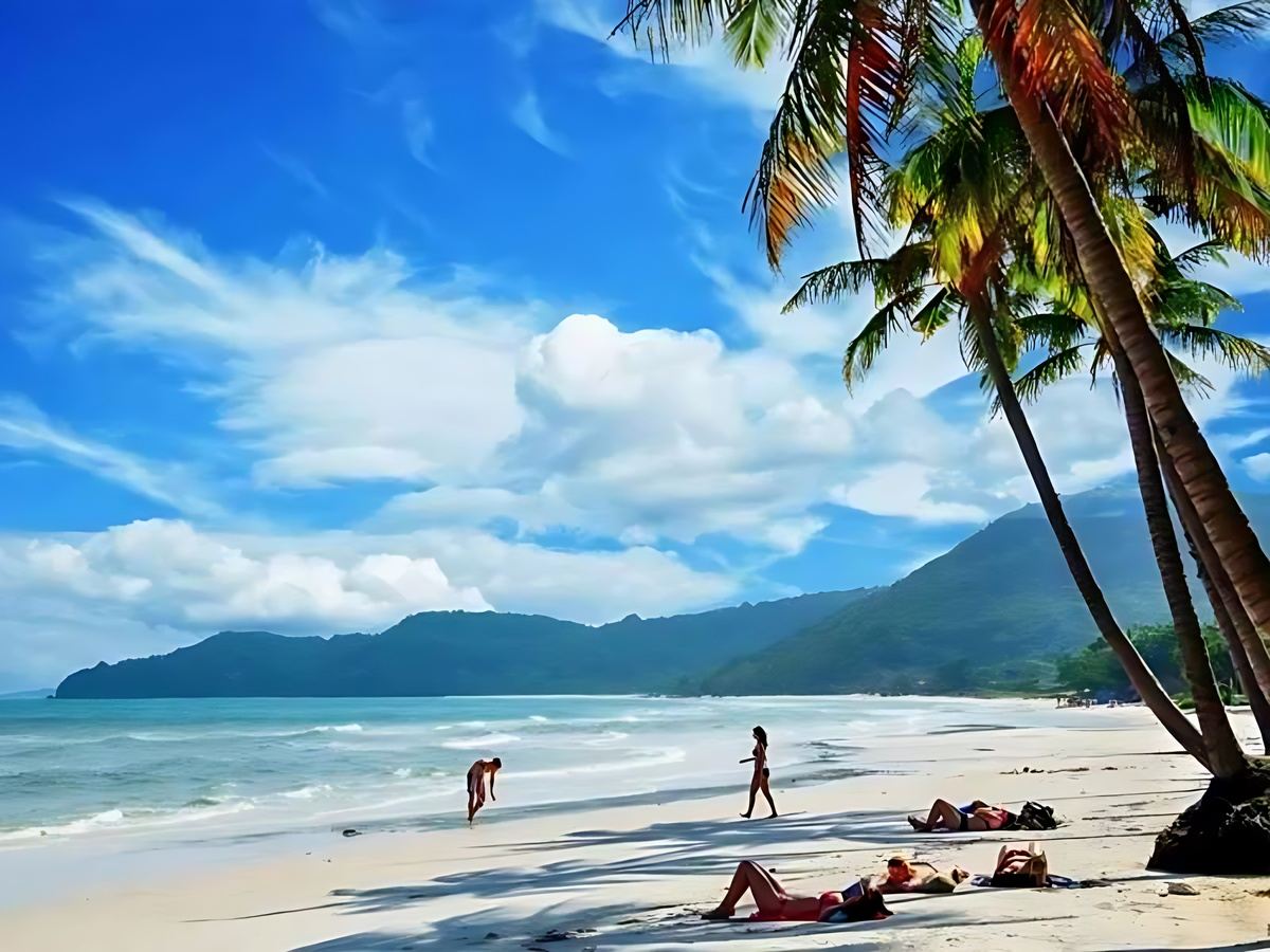 Nam đảo Phú Quốc nổi bật với bãi biển yên tĩnh, cát trắng và nước trong xanh. 