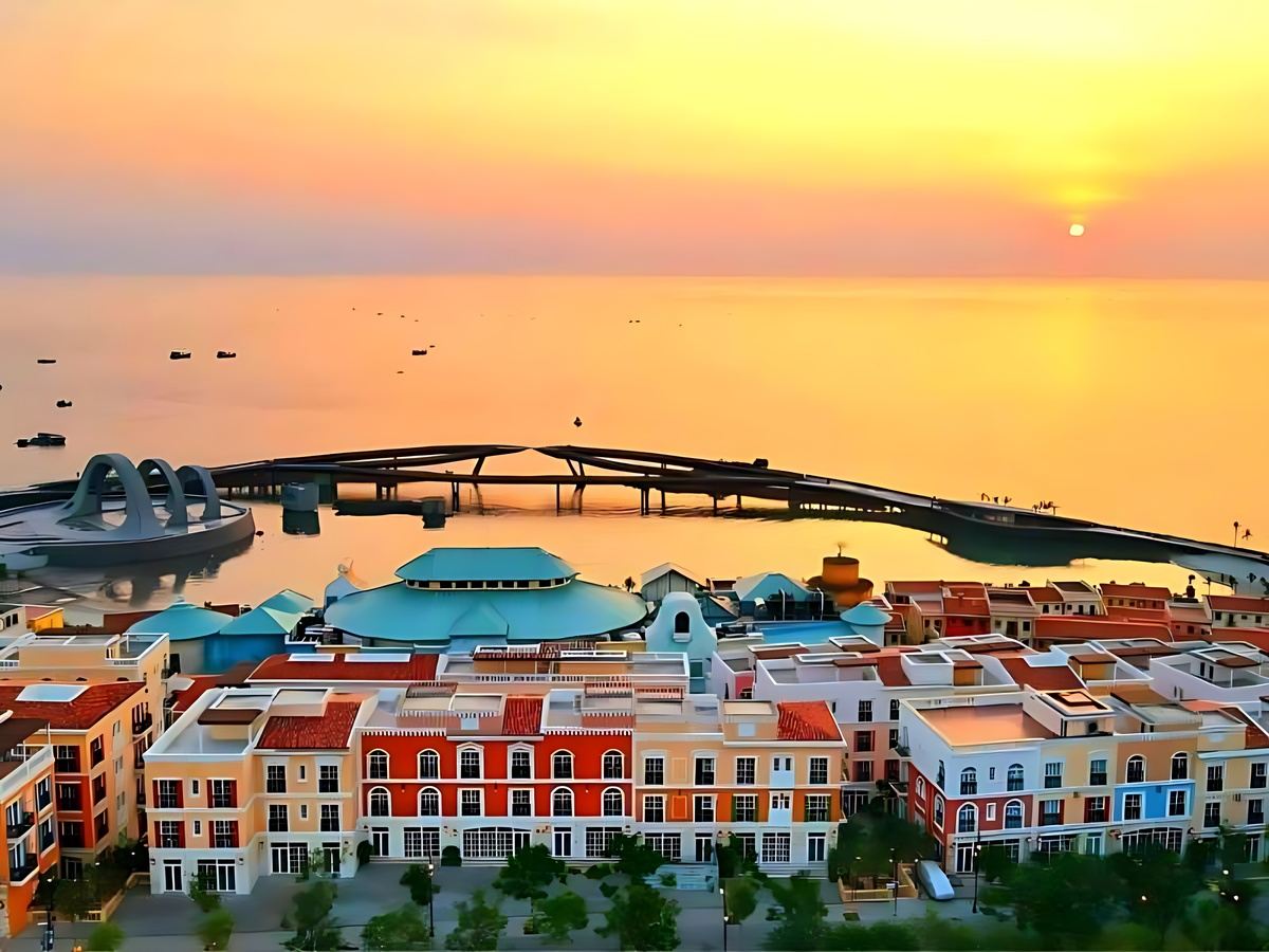 Buổi tối Nam đảo tham quan Thị trấn Hoàng Hôn và thưởng thức show nghệ thuật.