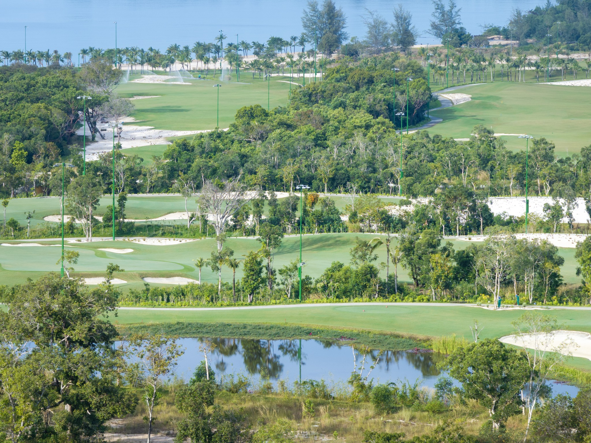 Du khách có thể thuận lợi di chuyển đến Eschuri Vung Bau Golf từ sân bay Phú Quốc.