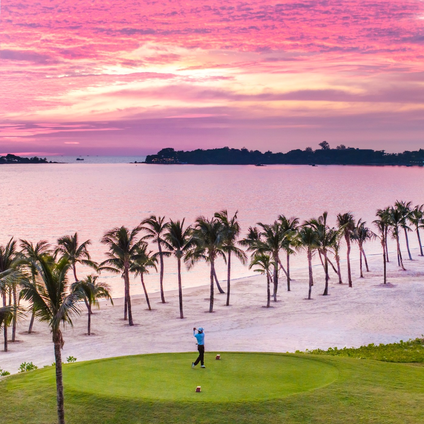 Du khách có thể đánh golf trong khung cảnh hoàng hôn thơ mộng tại Vũng Bầu.