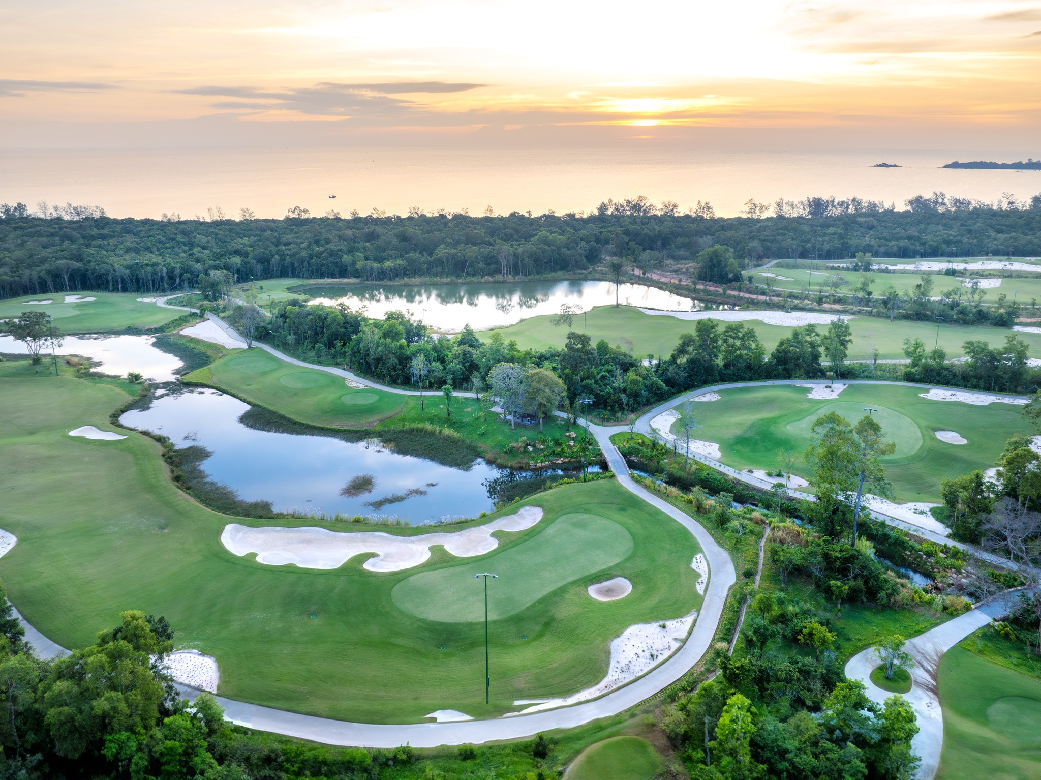 Eschuri Vung Bau Golf được thiết kế giao hoà giữa rừng và biển.
